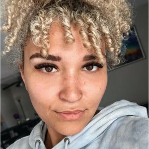 Meet your Posher, Mercedes